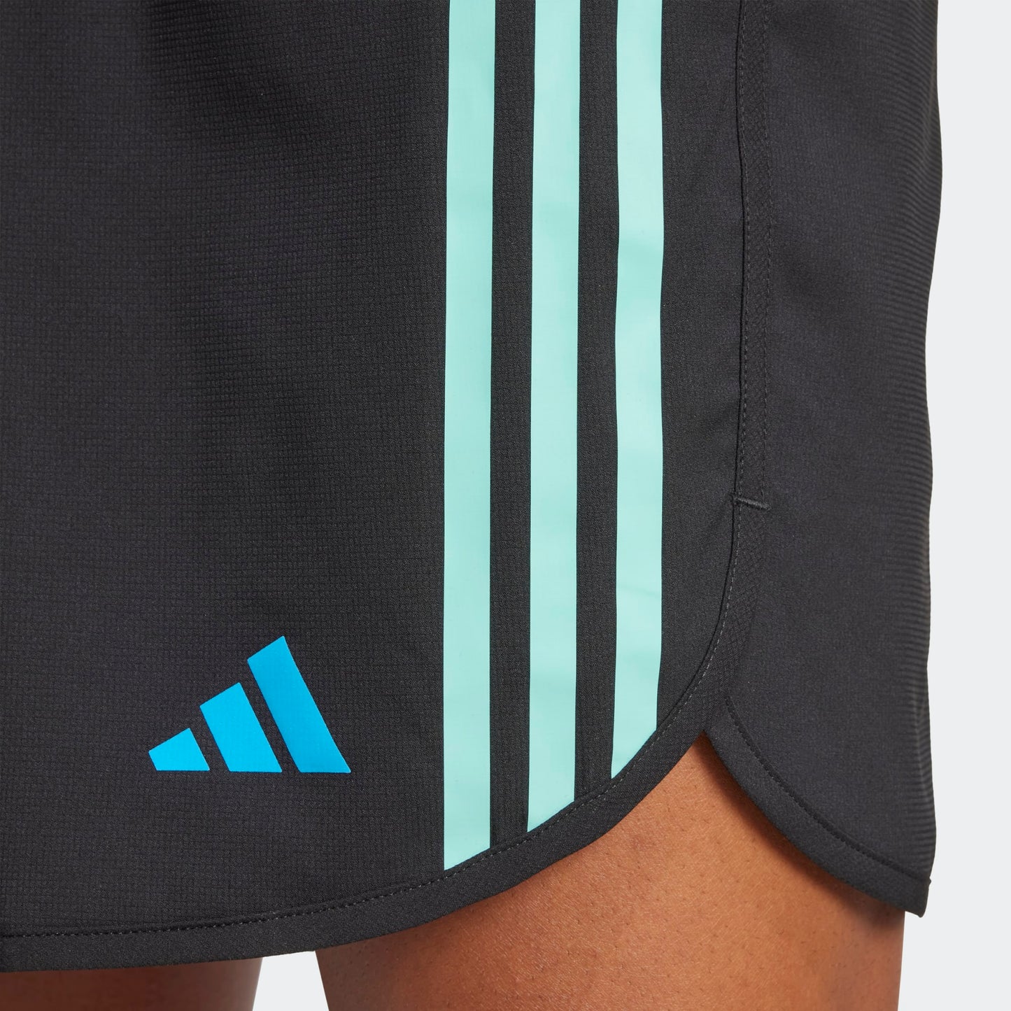 Adidas - Own The Run 3 Stripes 5” Short - black / acid mint / bright blue - Short de running hommes