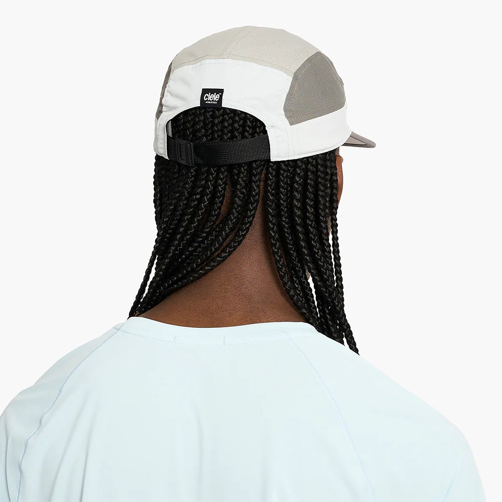 Ciele Athletics - GOCap Field - Iconic Bar - light grey / shadow - casquette running unisexe