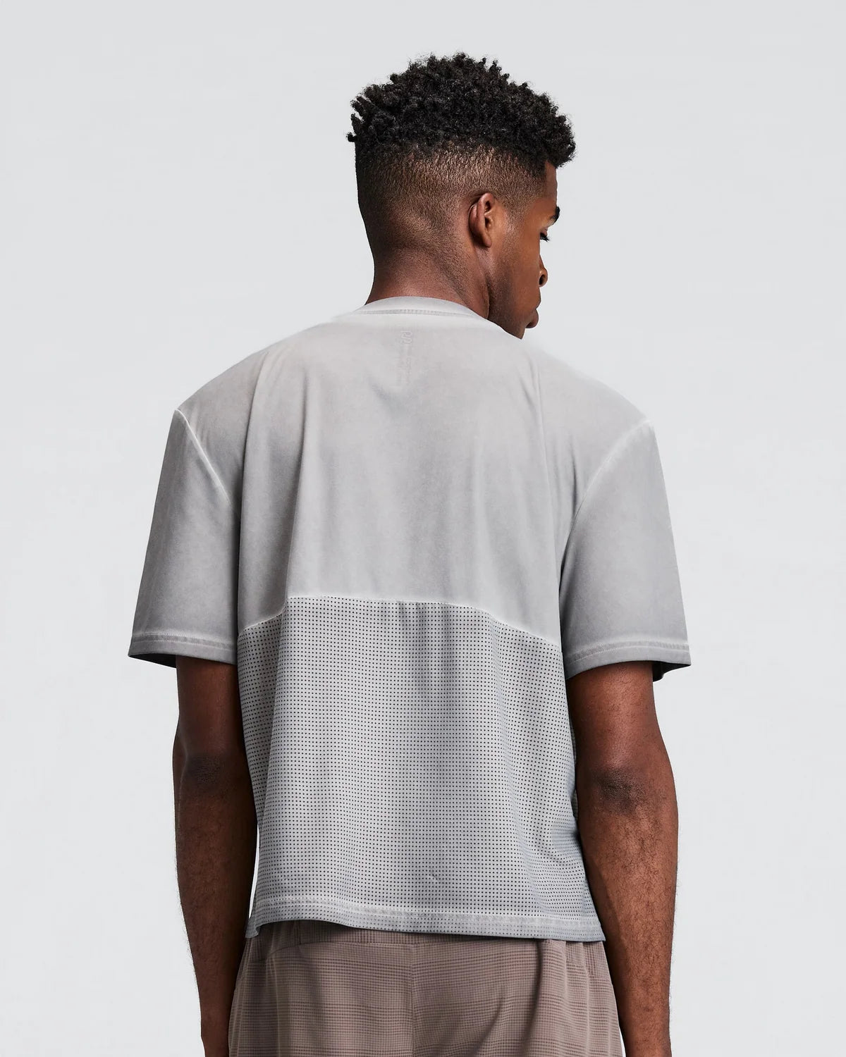 Bandit - Men’s FRIOSOFT™ Perforated Box Tee - concrète taupe - Teeshirt Running homme