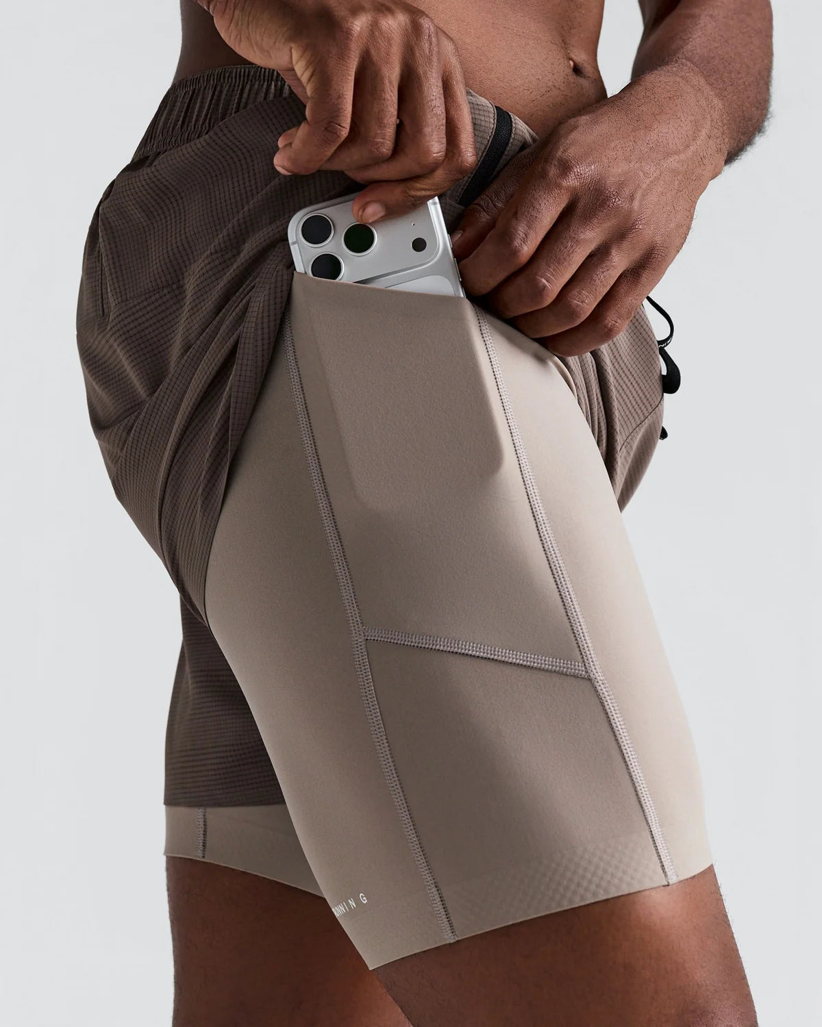 Bandit - Men's CoolGrid™ 2-in-1 Run Shorts - Cocoa - Short Running hommes
