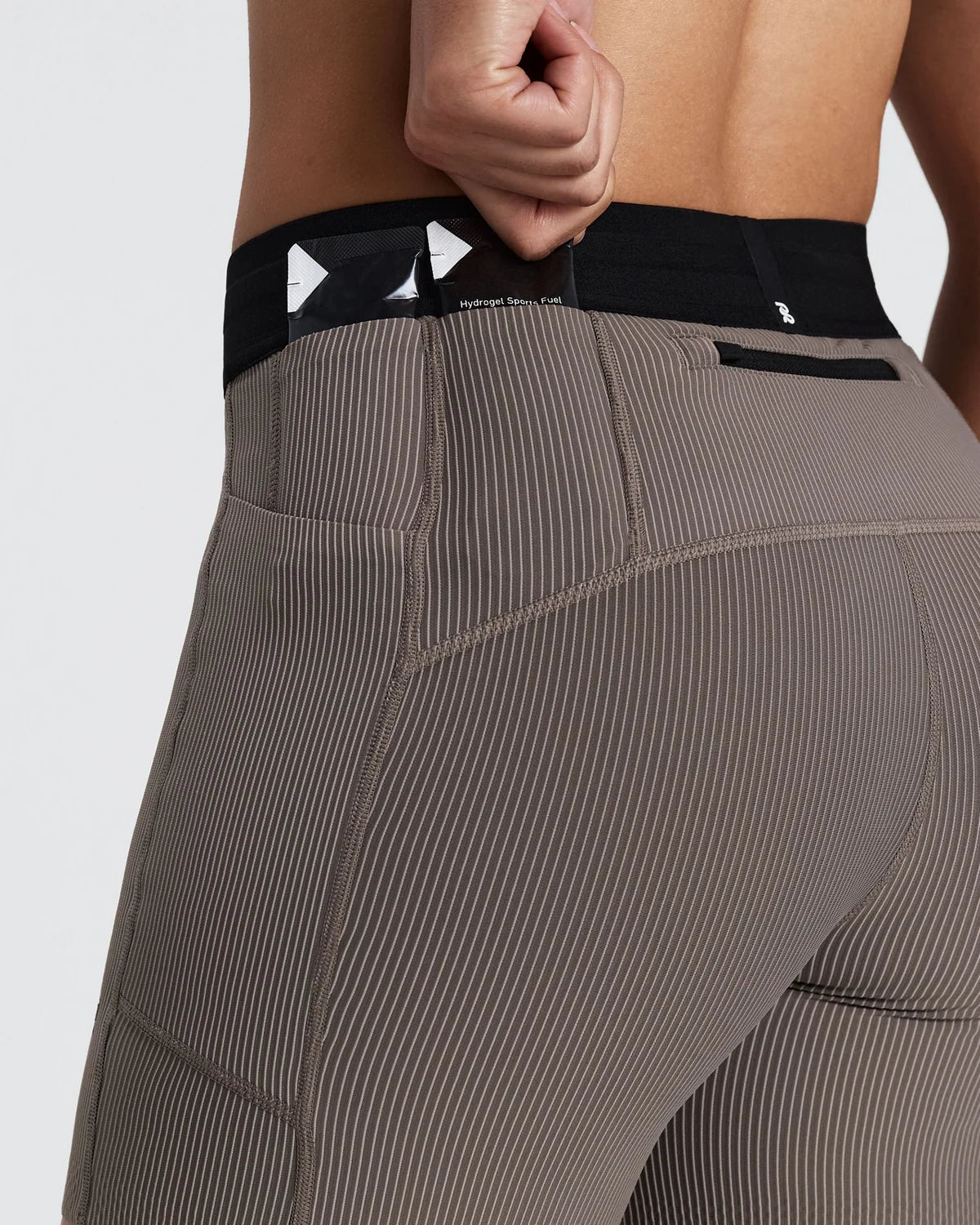 Bandit - Women’s Striped CADENCE™ 5" Compression Short - concrete taupe / cocoa - Cuissard Running femmes (Copie)