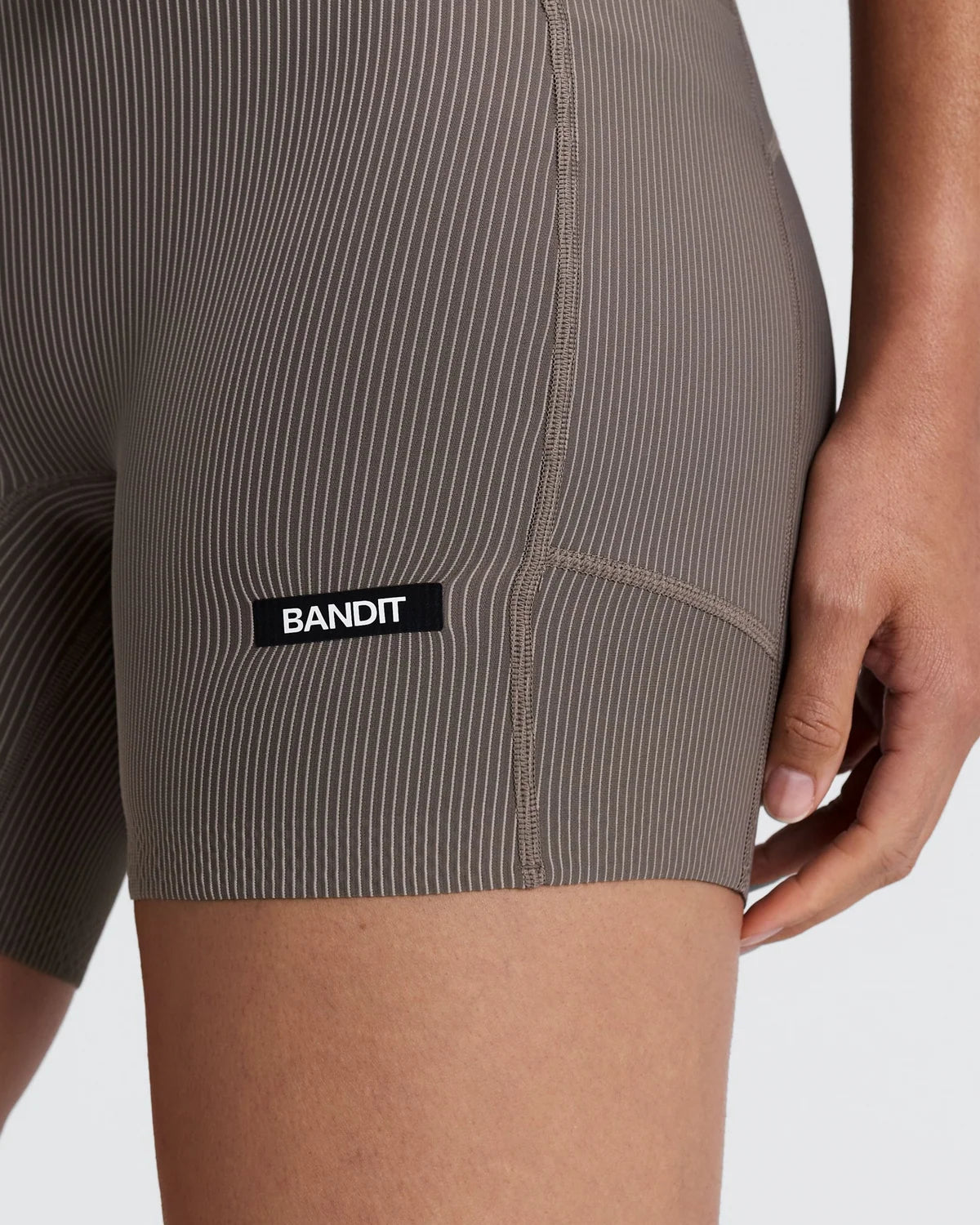 Bandit - Women’s Striped CADENCE™ 5" Compression Short - concrete taupe / cocoa - Cuissard Running femmes (Copie)