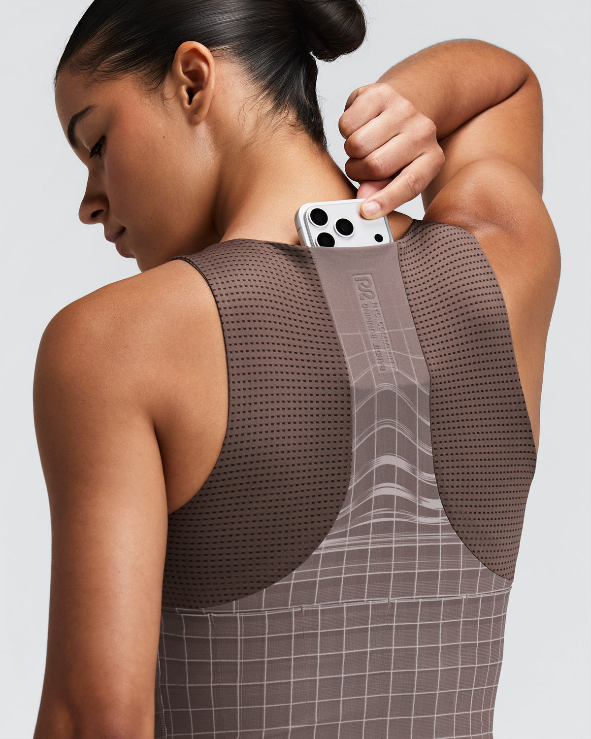 Bandit - Women’s VANISHER™ V-neck Race Crop - cocoa - Brassière Running femmes