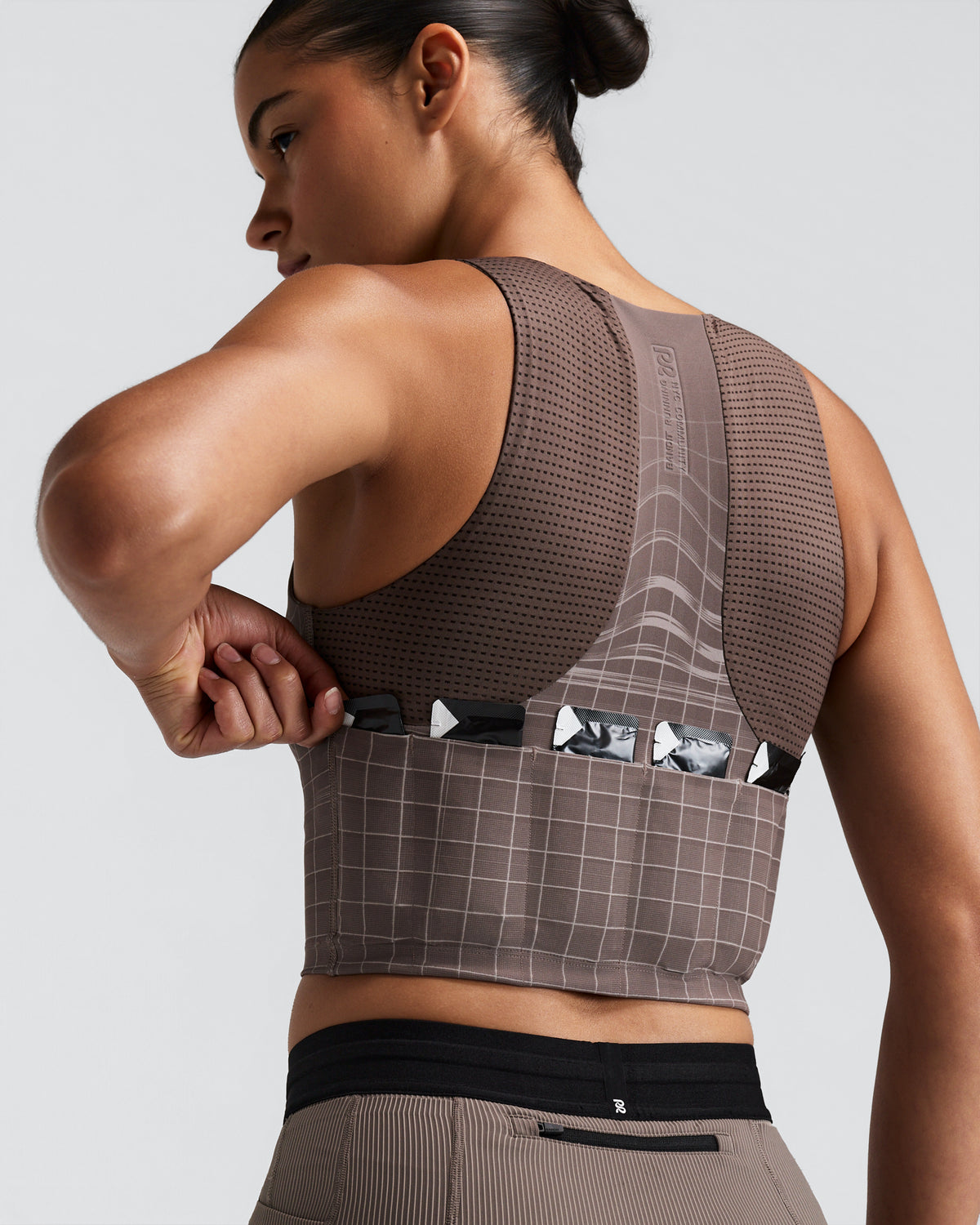 Bandit - Women’s VANISHER™ V-neck Race Crop - cocoa - Brassière Running femmes
