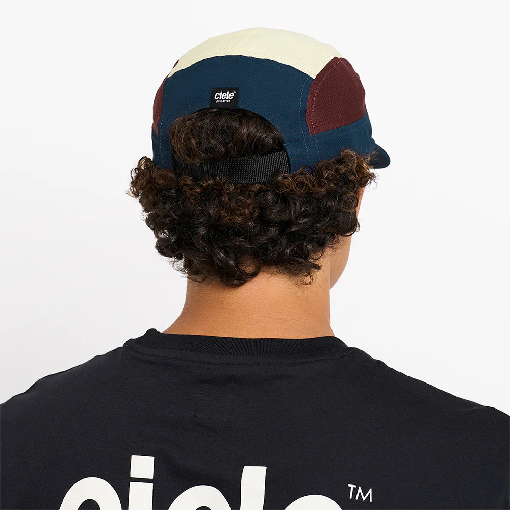 Ciele Athletics - GOCap Field - Iconic Bar - deep space / dark wine red - casquette running unisexe