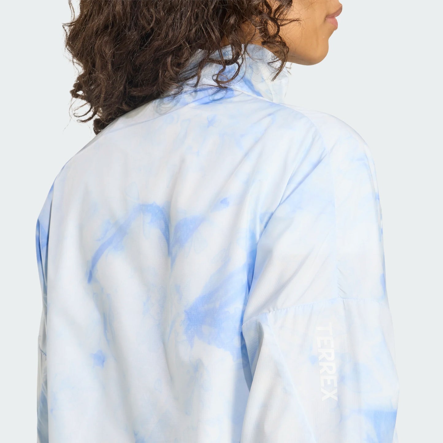 Adidas - Terrex Multi Spray Dye Clima365 Wind Jacket - White / Glow Blue - Veste running femmes