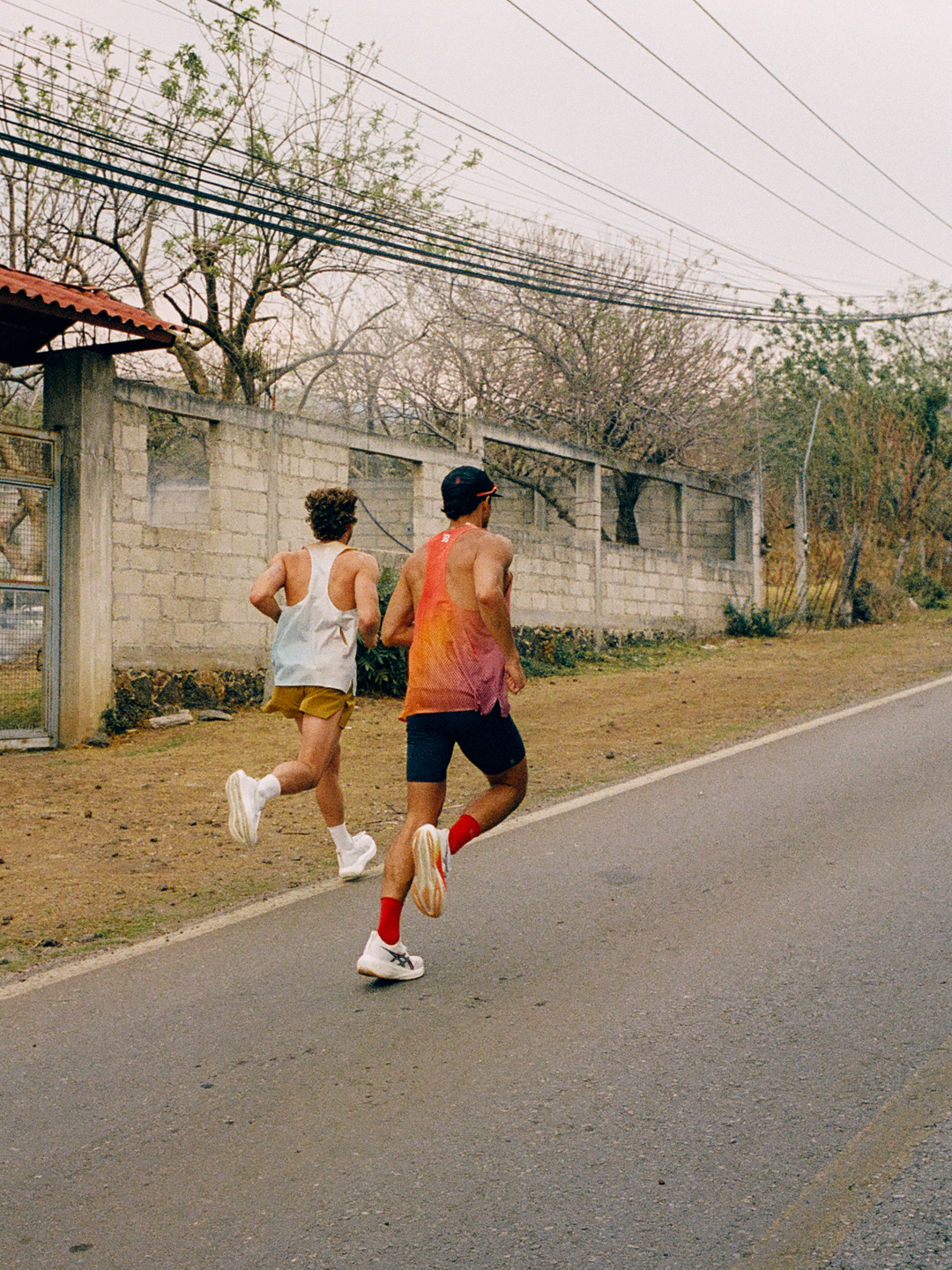 Bandit - Men’s SHREDDER™ Race Singlet with FLOPACK™ - poppy / copal - Débardeur Running hommes