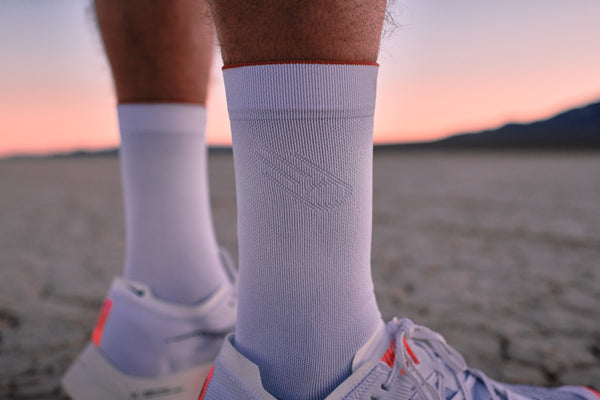 Near Earth - The Distance Running Socks - white