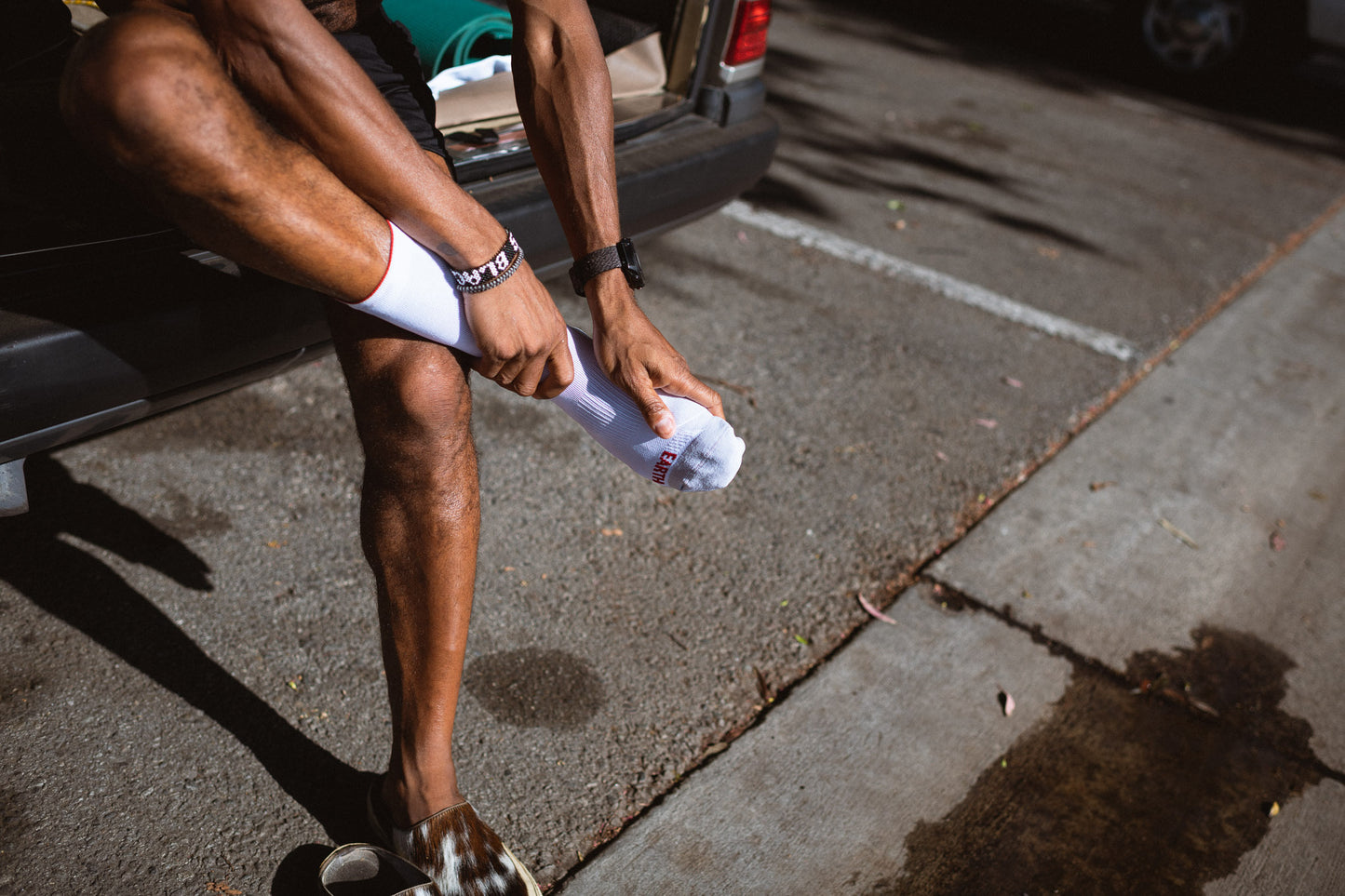 Near Earth - The Distance Running Socks - white