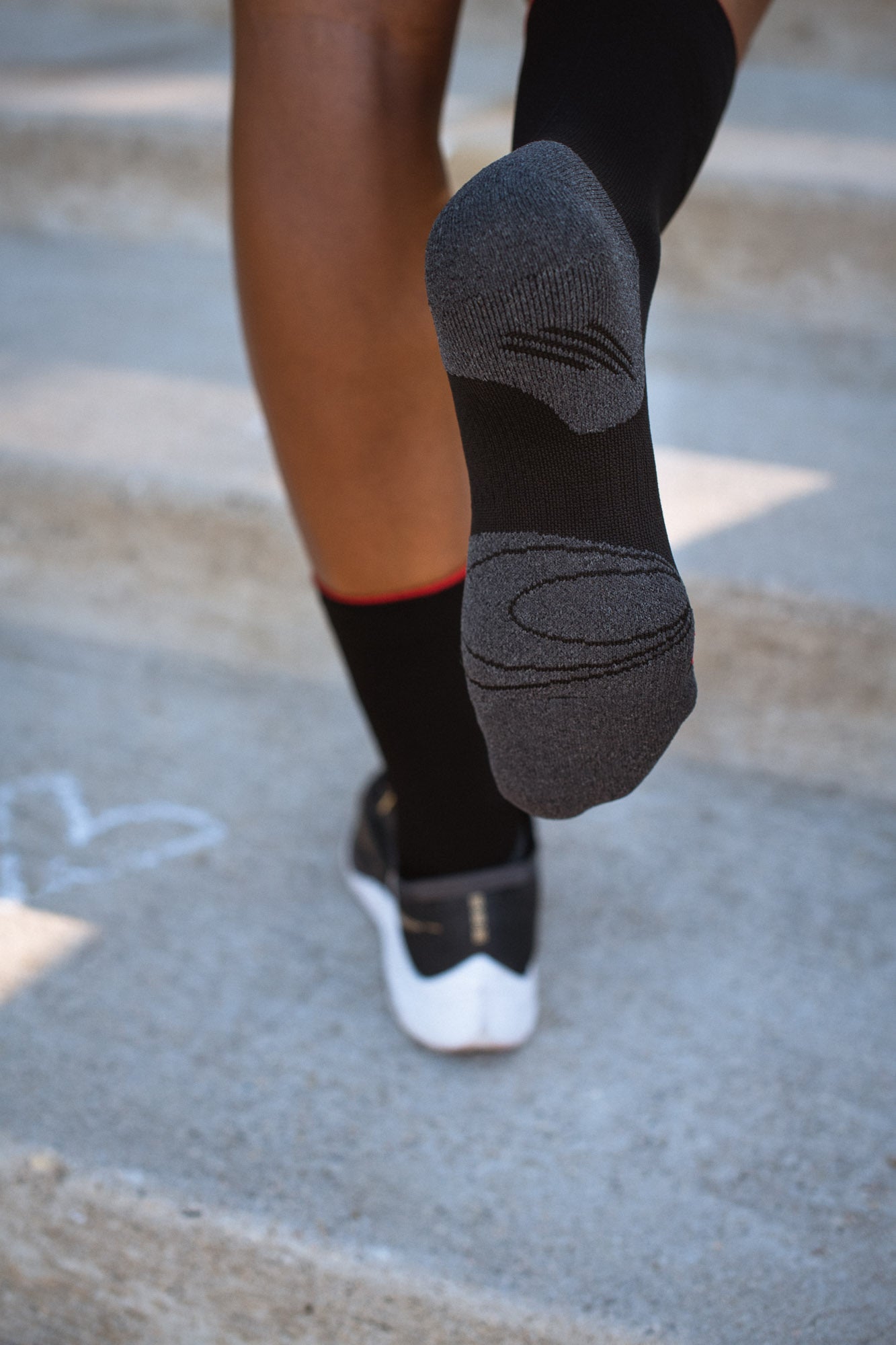 Near Earth - The Distance Running Socks - black