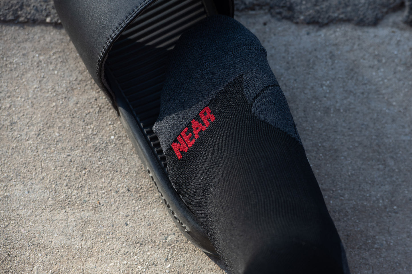 Near Earth - The Distance Running Socks - black